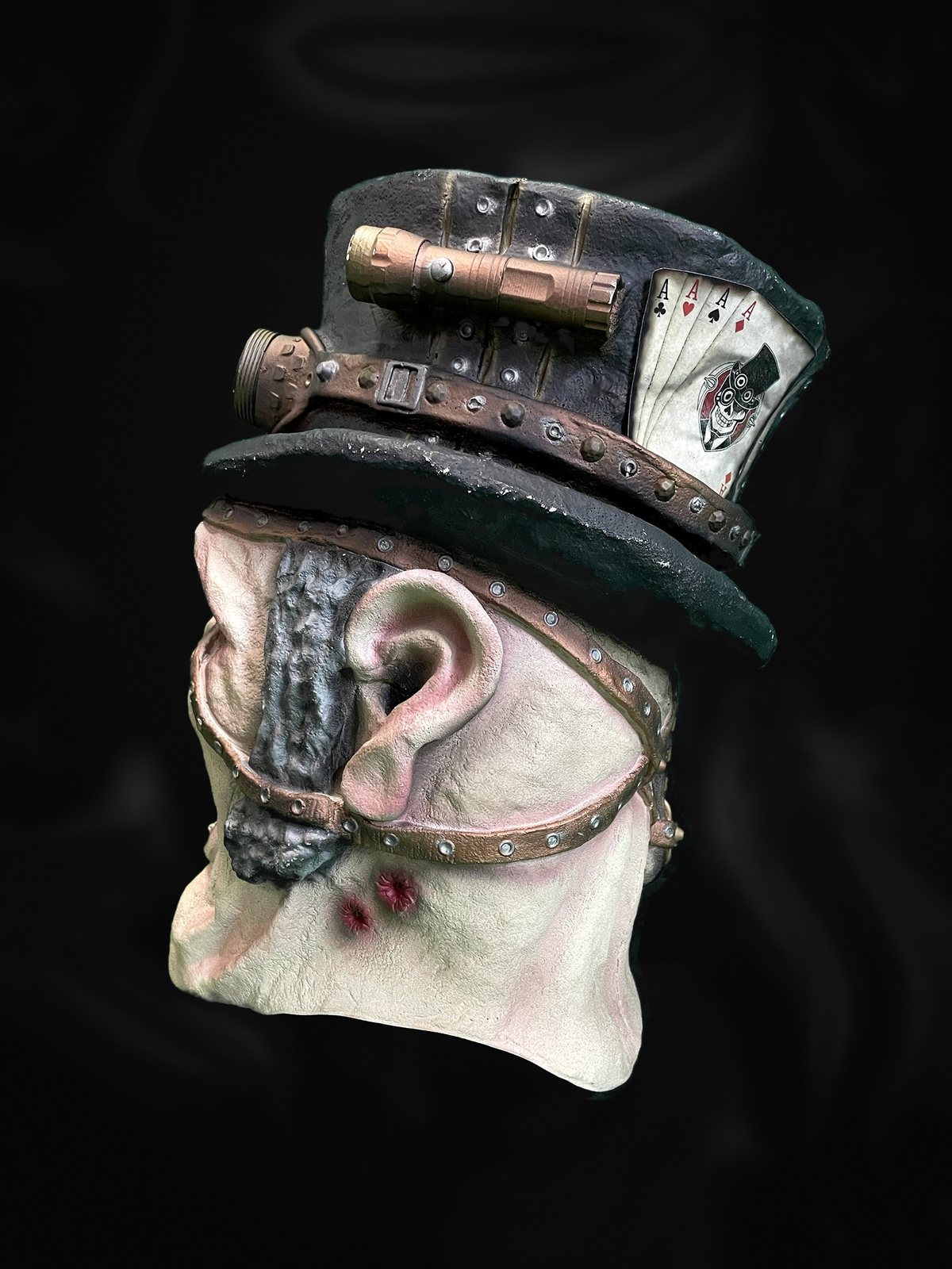 Steampunk-Maske von hinten rechts mit Ohr, Lampe und Spielkarten am Zylinder