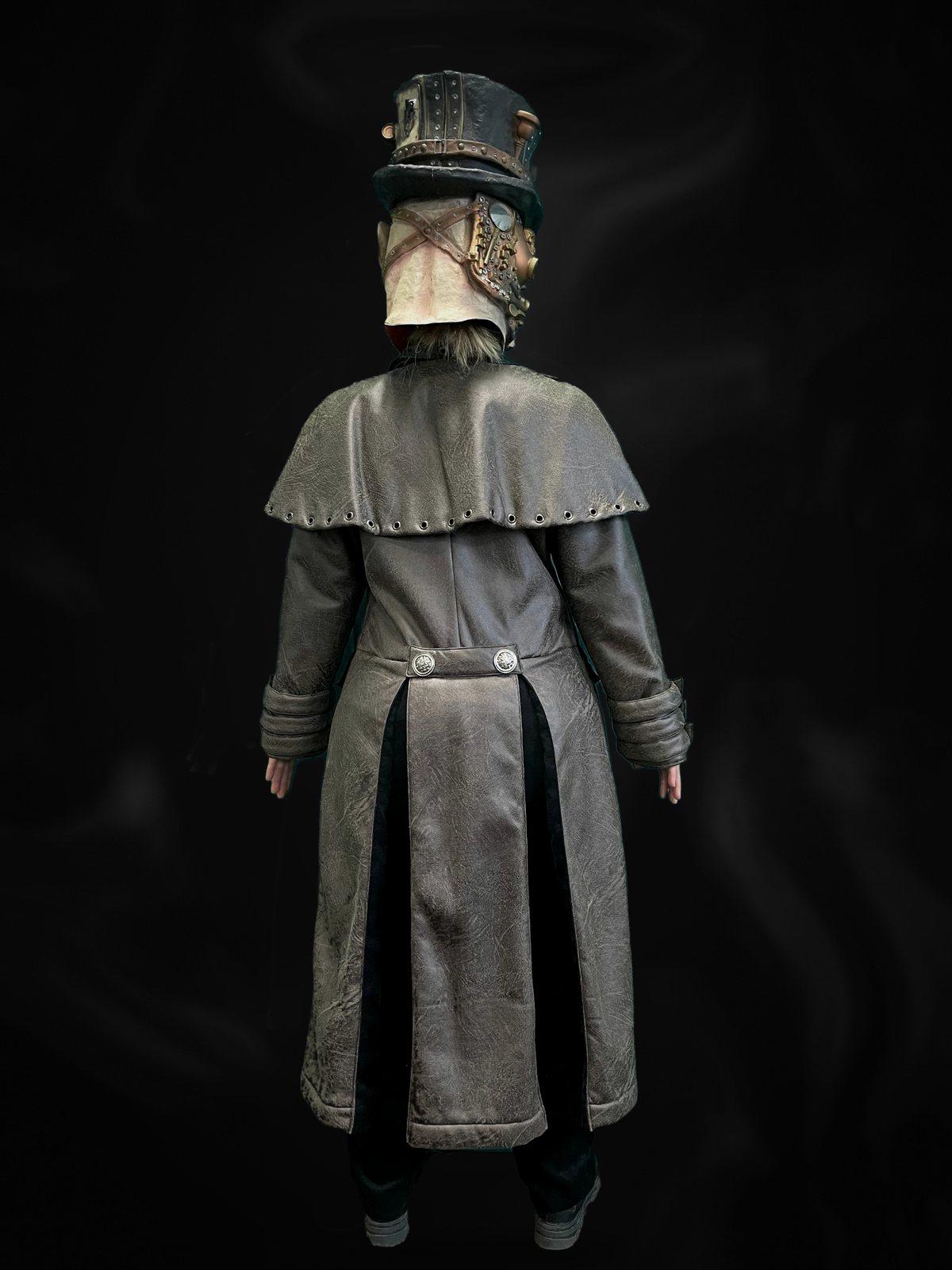Steampunk-Kostüm von hinten: Schulterumhang mit Ösen, Rückenriegel mit zwei Knöpfen und Mantelschlitz